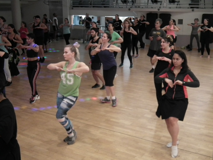 La danse tahitienne séduit les sportifs à Paris La danse tahitienne séduit les sportifs à Paris