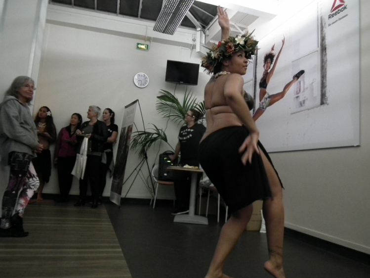 La danse tahitienne séduit les sportifs à Paris