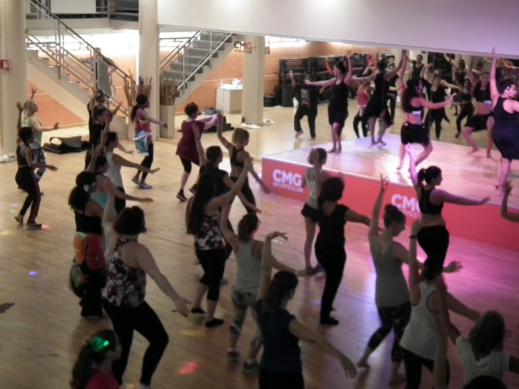 La danse tahitienne séduit les sportifs à Paris La danse tahitienne séduit les sportifs à Paris