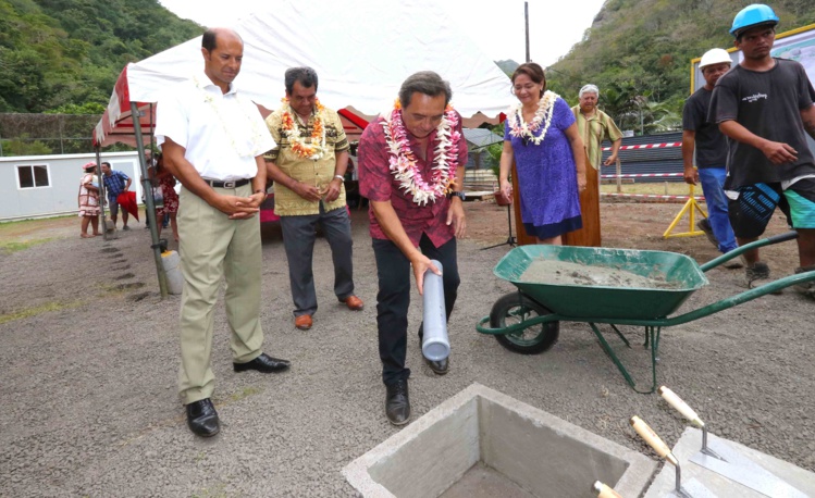 La cérémonie de pose de la première pierre de la salle polyvalente du Bain Loti s’est déroulée en présence du président Edouard Fritch, du maire de Papeete, Michel Buillard, et de l’administrateur des îles de la Société, Raymond Yeddou. La cérémonie de pose de la première pierre de la salle polyvalente du Bain Loti s’est déroulée en présence du président Edouard Fritch, du maire de Papeete, Michel Buillard, et de l’administrateur des îles de la Société, Raymond Yeddou.