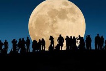 Cris de joie à l'apparition de la "super Lune" en Asie-Pacifique