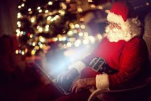 Le Père Noël prêt à ouvrir son courrier sur internet