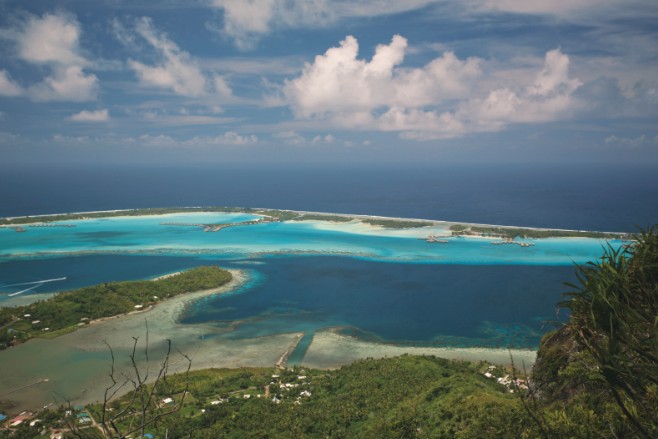 Le lagon de Bora Bora comme on ne le voit que sur les cartes postales de Teva Sylvain. Soit vous faites comme lui, en louant un hélicoptère, soit vous faites comme nous, à la force du jarret…