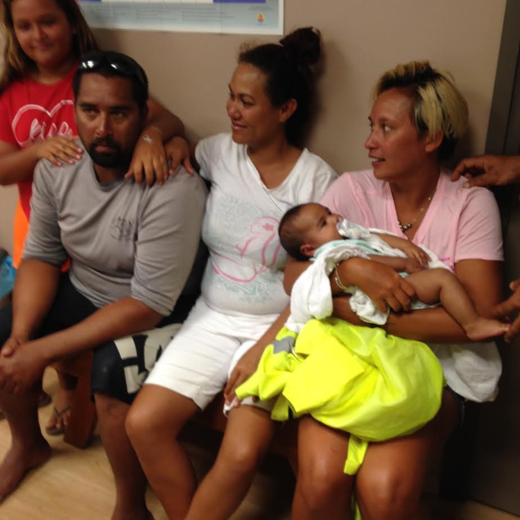 Laurent (à gauche) et Meherio (à droite), qui porte le dernier-né de Laurent. Laurent (à gauche) et Meherio (à droite), qui porte le dernier-né de Laurent.