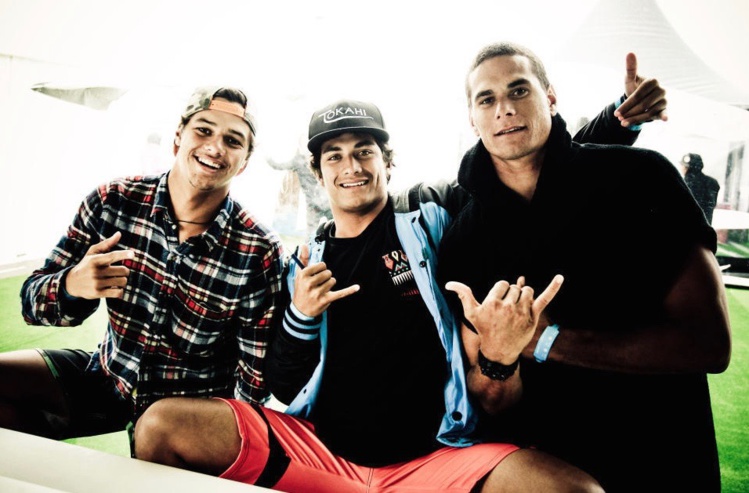 "Mihiboy" avec Mateia Hiquily à gauche et Tereva David à droite "Mihiboy" avec Mateia Hiquily à gauche et Tereva David à droite