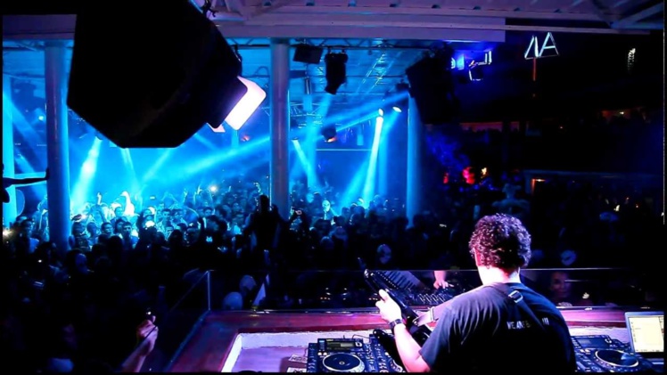 L'artiste a été élu notamment meilleur DJ français, meilleur producteur français et 3e DJ mondial. L'artiste a été élu notamment meilleur DJ français, meilleur producteur français et 3e DJ mondial.