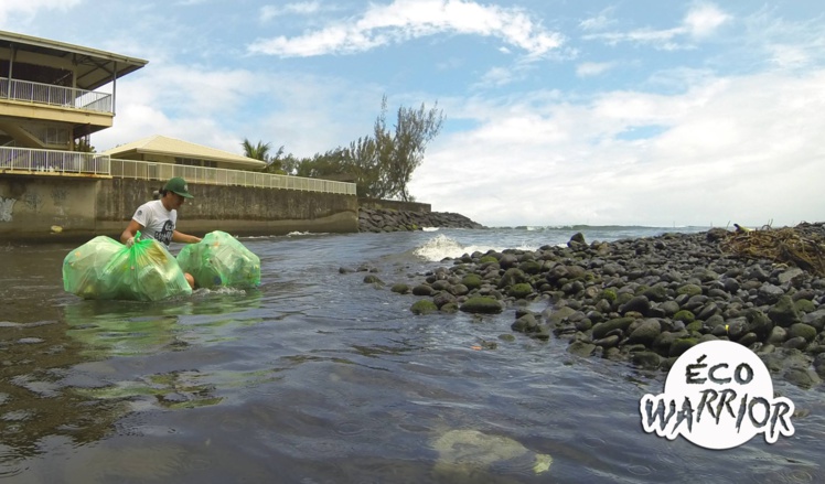 De nombreux détritus sont jetés dans l'embouchure provenant de la vallée de la Titioro. De nombreux détritus sont jetés dans l'embouchure provenant de la vallée de la Titioro.