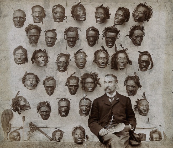 Horatio Gordon Robley posant devant sa macabre collection de têtes maories. Le document semble horrible ; à l’époque, c’était une fierté que de s’afficher avec une telle “moisson” de curiosités ethnologiques.