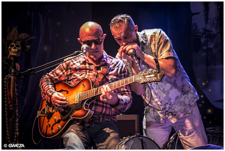 Le duo a déjà fait une tournée d’une quinzaine de jours à Papeete et Bora Bora en 1999. Le duo a déjà fait une tournée d’une quinzaine de jours à Papeete et Bora Bora en 1999.
