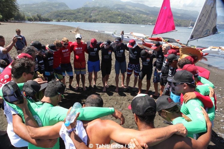 Un moment d'unité entre les 21 watermen avant le départ Un moment d'unité entre les 21 watermen avant le départ