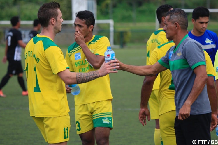 Sylvain Graglia, auteur d'un triplé contre Arue, félicité par Pascal Vahirua Sylvain Graglia, auteur d'un triplé contre Arue, félicité par Pascal Vahirua