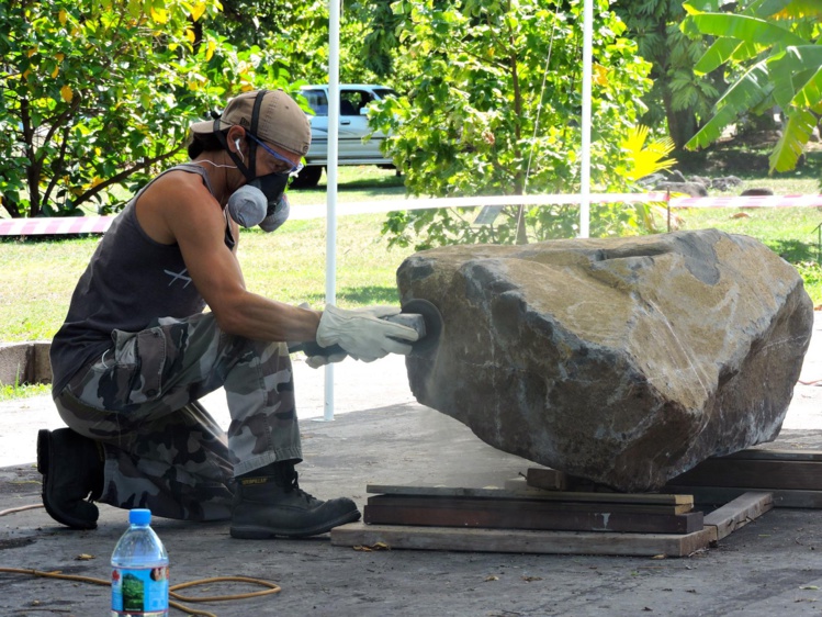 Sculpteur aguerri, Jonathan Mencarelli a commencé lundi son œuvre "in situ".