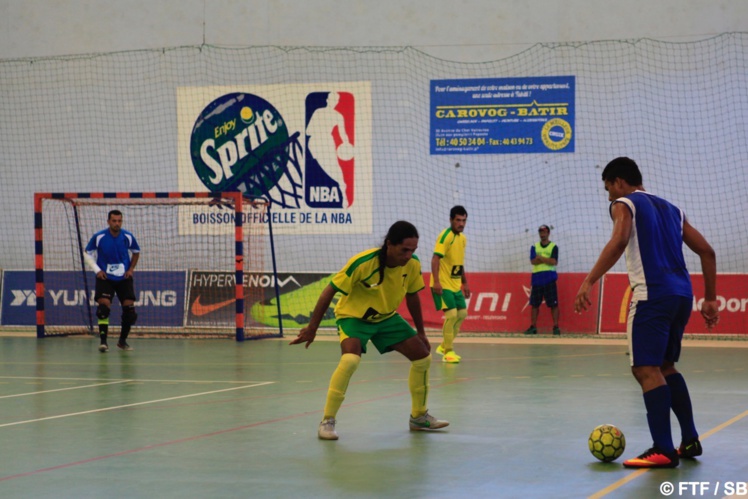 Smith Tino, (Viarei en bleu), est un des meilleurs joueurs actuellement Smith Tino, (Viarei en bleu), est un des meilleurs joueurs actuellement