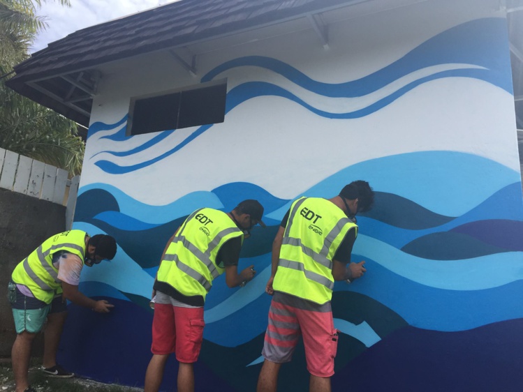 Les jeunes talents ont utilisé de la bombe et de l'acrylique pour réaliser leur œuvre. Les jeunes talents ont utilisé de la bombe et de l'acrylique pour réaliser leur œuvre.