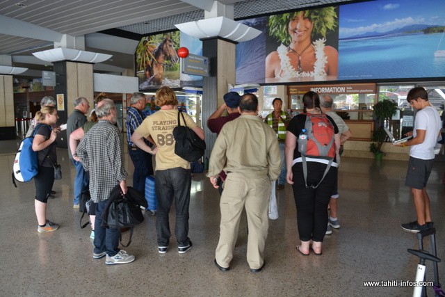 Après avoir placé les familles, il restait encore une trentaine de passagers à loger. Le directeur des escales internationales à Air Tahiti et les agents de l'aéroport de Tahiti ont unis leurs efforts pour accompagner au mieux les derniers passagers.