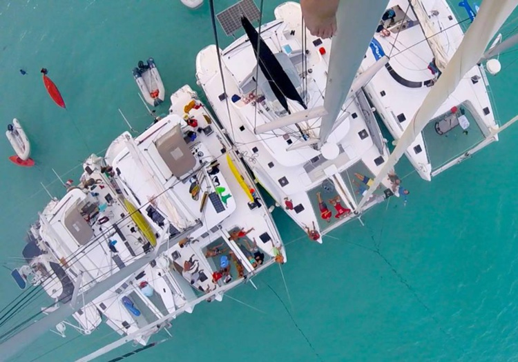 Plusieurs catamarans ont accompagné la course