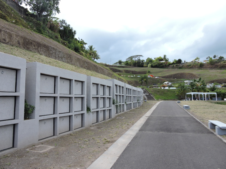 Un enfeu est destiné à recevoir un ou plusieurs cercueils. Un enfeu est destiné à recevoir un ou plusieurs cercueils.