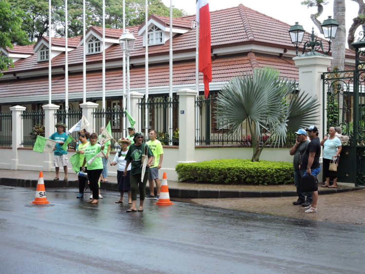 Les associations Te Fatu fenua no Makatea et Te Rupe no Makatea manifesteront jusqu'à samedi devant la présidence. Les associations Te Fatu fenua no Makatea et Te Rupe no Makatea manifesteront jusqu'à samedi devant la présidence.