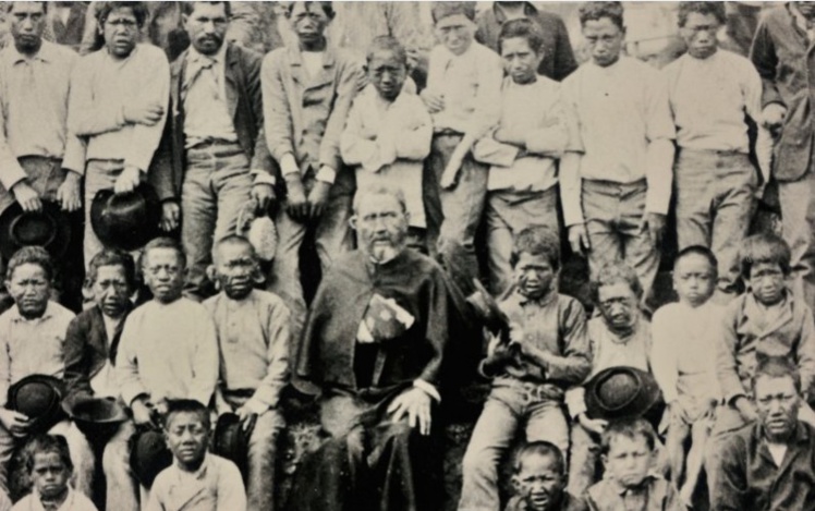 Damien entouré de ses petits lépreux, alors qu’il est lui-même très affaibli par la maladie. Il cessera le travail quinze jours avant sa mort seulement… Damien entouré de ses petits lépreux, alors qu’il est lui-même très affaibli par la maladie. Il cessera le travail quinze jours avant sa mort seulement…