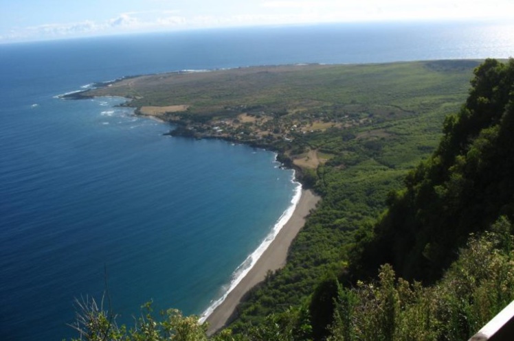 La péninsule de Kalaupapa aujourd’hui ; une léproserie y subsiste, abritant une quinzaine de malades non contagieux, soignés et choyés. La péninsule de Kalaupapa aujourd’hui ; une léproserie y subsiste, abritant une quinzaine de malades non contagieux, soignés et choyés.