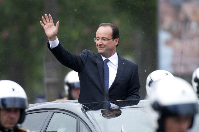 François Hollande sous la pluie lors de son investiture © AFP / FRED DUFOUR