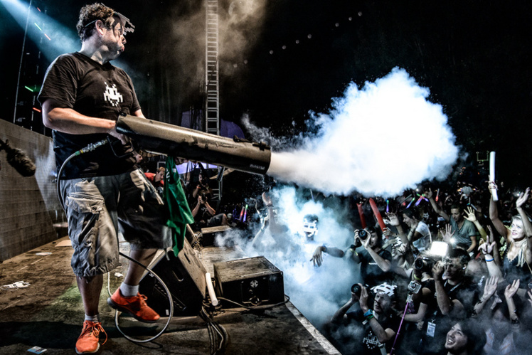 Le DJ utilise le concept "Space Invader" en signe de ralliement.