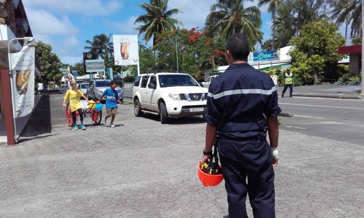 Les jeunes sapeurs-pompiers de Moorea ont fait le tour de l'île à pied avec des dévidoirs.