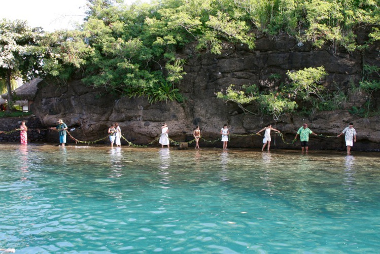 La chaine humaine formée autour de la pointe Tata’a en 2009. La chaine humaine formée autour de la pointe Tata’a en 2009.