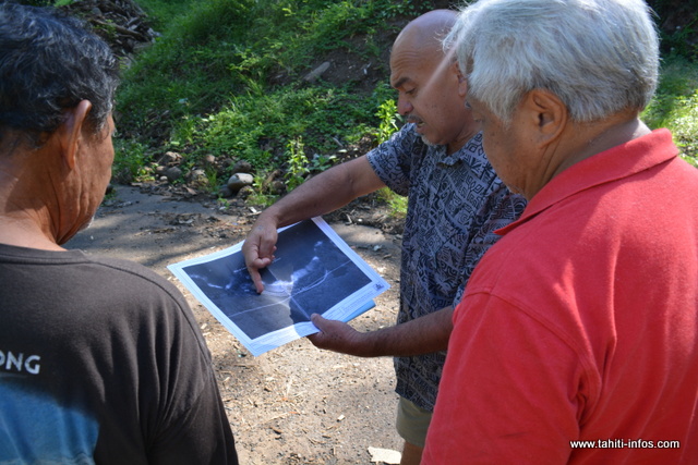 Le tāvana délégué de Papenoo, Vetea Avaemai explique la conception du projet à quelques pêcheurs présents, ce mardi matin.