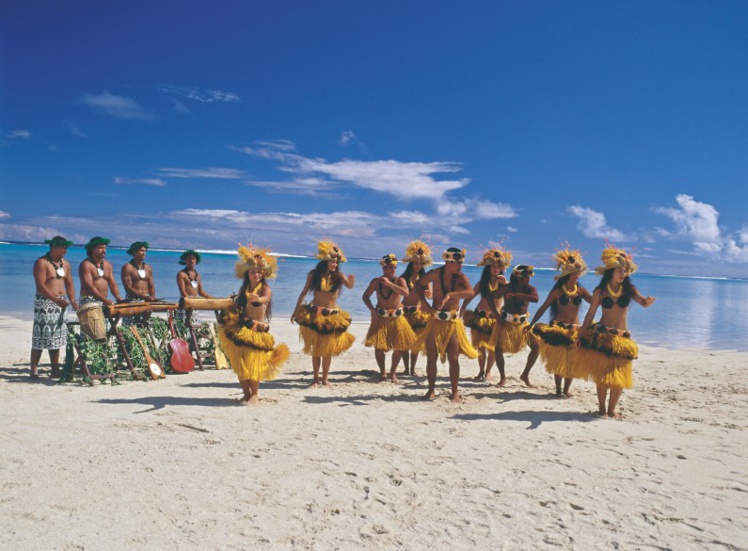 Eh oui, il n’y a pas qu’à Tahiti qu’on a le rythme des toere dans le sang. D’ailleurs, au passage, le toere est un instrument de musique originaire des Cook.