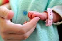 Un couple va congeler le cordon de son bébé pour le soigner plus tard, une première contestée Un couple va congeler le cordon de son bébé pour le soigner plus tard, une première contestée