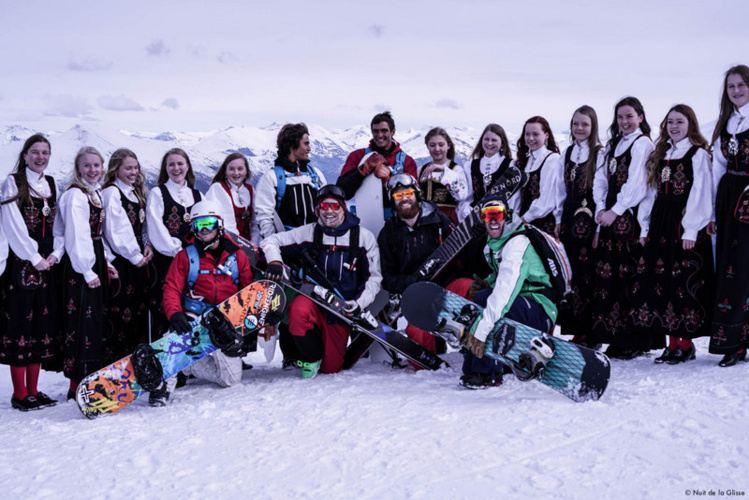 Les bronzés Matahi Drollet et Tikanui Smith font du ski. Les bronzés Matahi Drollet et Tikanui Smith font du ski.