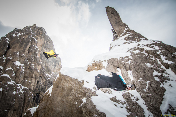 Le wingsuit, sport extrême par excellence, est de plus en plus présent dans les films de Thierry Donnard ! Le wingsuit, sport extrême par excellence, est de plus en plus présent dans les films de Thierry Donnard !