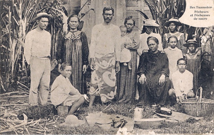 pêcheurs et pêcheuses de nacres des îles Tuamotu. Photo Thuret.jpg