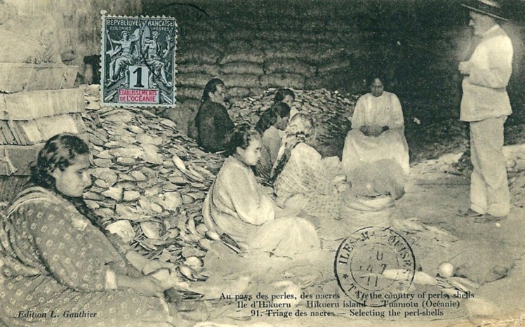 Le pesage des nacres à Hikueru en 1912. Photo Lucien Gauthier.