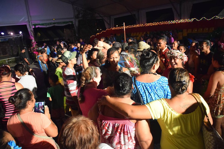 A l’annonce des résultats, familles et amis ont sauté de joie, se lancant dans un tamure endiablé avec les vainqueurs ! A l’annonce des résultats, familles et amis ont sauté de joie, se lancant dans un tamure endiablé avec les vainqueurs !