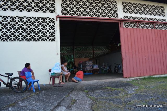 Lanie et sa famille sont les derniers sinistrés à être encore dans la salle paroissiale protestante de Huuau. Désespérés, ils ne savent plus quoi faire.