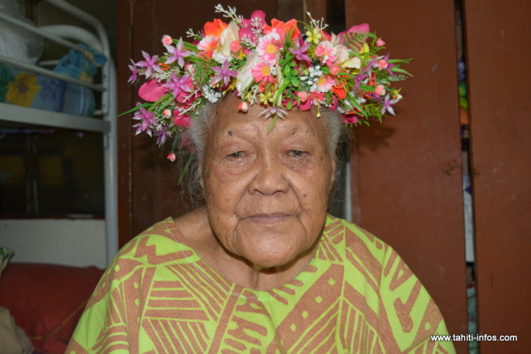 Mama Ah-Sin détient un trésor entre ses mains. Aujourd'hui, elle enseigne le "reo tūtae 'āuri" à celles et ceux qui le souhaitent.