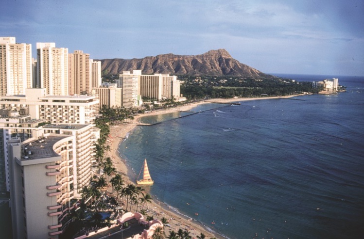 La plage de Waikiki à 18 heures, depuis le Sheraton, avec Diamond Head Crater à l’arrière-plan. La plage de Waikiki à 18 heures, depuis le Sheraton, avec Diamond Head Crater à l’arrière-plan.
