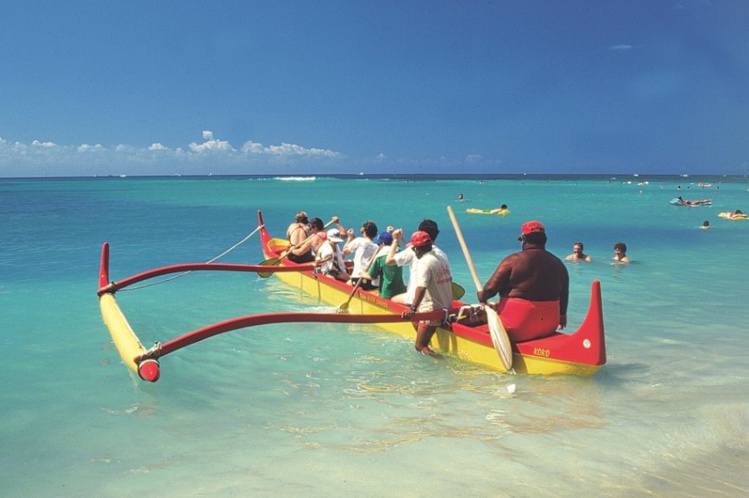C’est parti pour un peu de surf en pirogue, une activité qui connaît un succès fou depuis des décennies. C’est parti pour un peu de surf en pirogue, une activité qui connaît un succès fou depuis des décennies.