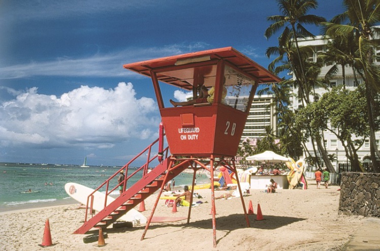Si vous apercevez Pamela Anderson qui se noie, dites-le au life guard qui “wait” depuis des heures... Si vous apercevez Pamela Anderson qui se noie, dites-le au life guard qui “wait” depuis des heures...
