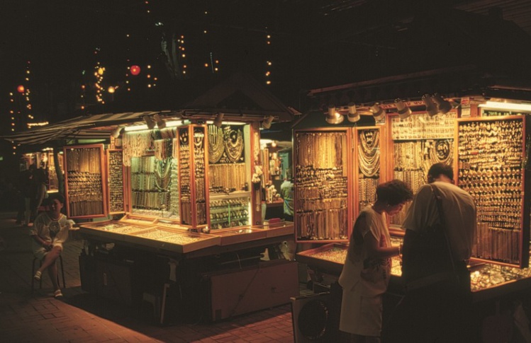 C’est le soir et la nuit que la fièvre du shopping est la plus forte. C’est le soir et la nuit que la fièvre du shopping est la plus forte.