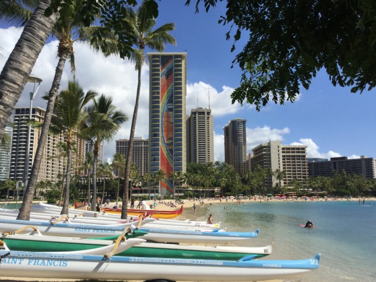 La Rainbow Tower, phare de l’immense Hilton Village qui compte aujourd’hui un peu plus de 2600 chambres et 22 restaurants. Un “Mahana Beach” à lui tout seul, qui ramène Tahiti et son parc hôtelier à bien peu de choses… La Rainbow Tower, phare de l’immense Hilton Village qui compte aujourd’hui un peu plus de 2600 chambres et 22 restaurants. Un “Mahana Beach” à lui tout seul, qui ramène Tahiti et son parc hôtelier à bien peu de choses…
