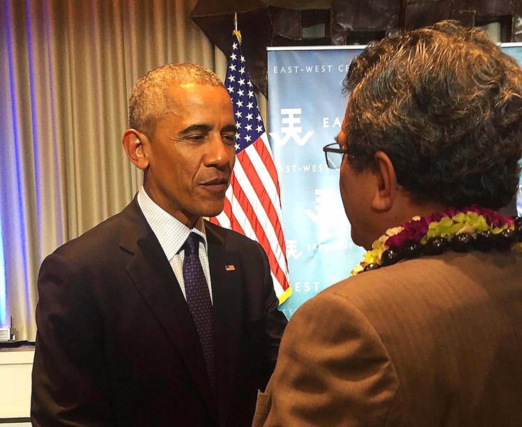 Edouard Fritch rencontre Barack Obama à Hawaii. Dans le cadre de la 10e Conférence des dirigeants des îles du Pacifique, à Hawaii, le président de la Polynésie française, Edouard Fritch, a rencontré fin août le président des Etats-Unis, Barack Obama. Edouard Fritch rencontre Barack Obama à Hawaii. Dans le cadre de la 10e Conférence des dirigeants des îles du Pacifique, à Hawaii, le président de la Polynésie française, Edouard Fritch, a rencontré fin août le président des Etats-Unis, Barack Obama.
