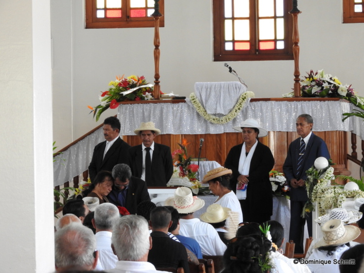 De nombreux proches étaient présents, ainsi que certaines personnalités, dont Édouard Fritch, le président de la Polynésie française.
