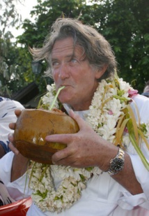 Olivier de Kersauson, lors de son arrivée, le 8 août 2005; dans le port de Papeete, au terme d'une course contre la montre de 3.310 nautiques (6.100 km), baptisée Tahiti Nui Challenge, depuis le port de Sydney en Australie à bord de Géronimo, son trimaran géant.