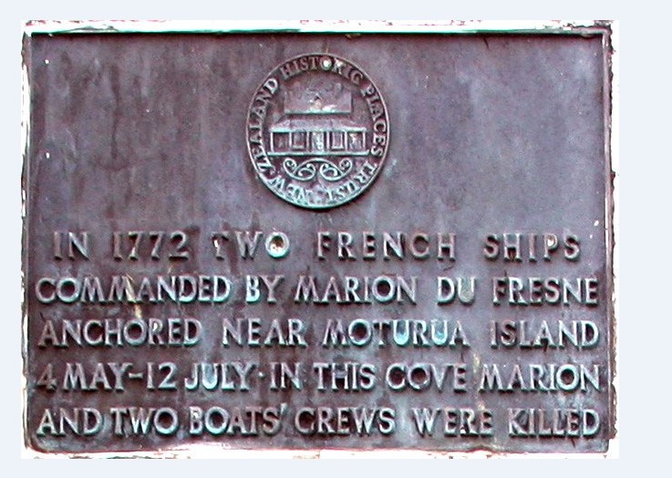 Sur la plaque commémorative, en Nouvelle-Zélande, le nom du Français est orthographié à l’ancienne, Marion du Fresne.
