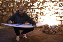 Sauvé de la drogue par le surf, il défie les vagues géantes de Nazaré