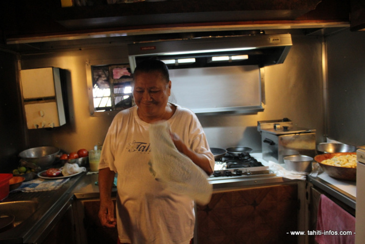 Mamie Tehinatauhiti, patronne de la roulotte Tiki Peue. Mamie Tehinatauhiti, patronne de la roulotte Tiki Peue.