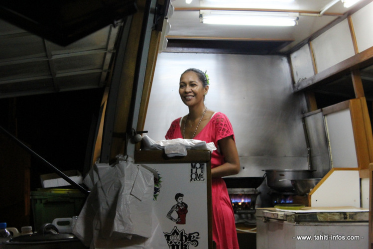 Elisabeth Pansi, belle-fille des Pansi, travaille à la roulotte Chez Pansi depuis ses 18 ans. Elisabeth Pansi, belle-fille des Pansi, travaille à la roulotte Chez Pansi depuis ses 18 ans.